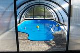 Zastřešený bazén - pohled dveřmi